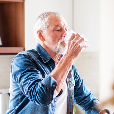Mann trinkt Wasser