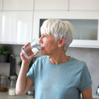 Frau trinkt Glas Wasser